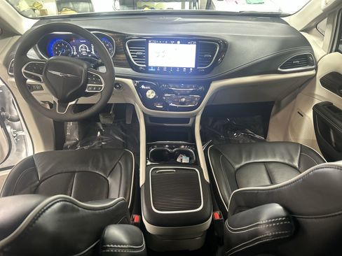 Used 2022 Chrysler Pacifica Limited image 22
