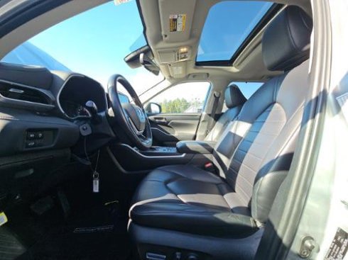 Used 2023 Toyota Highlander XLE AWD/4WD image 4