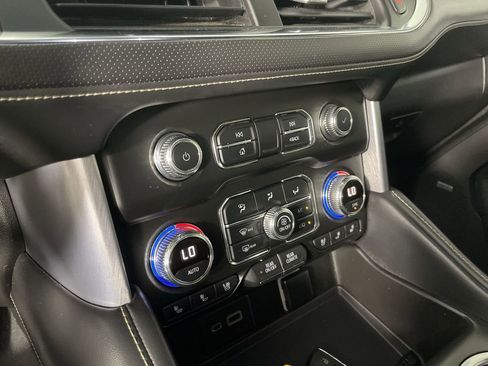 Used 2022 GMC Yukon XL SLT w/ SLT Premium Package image 17