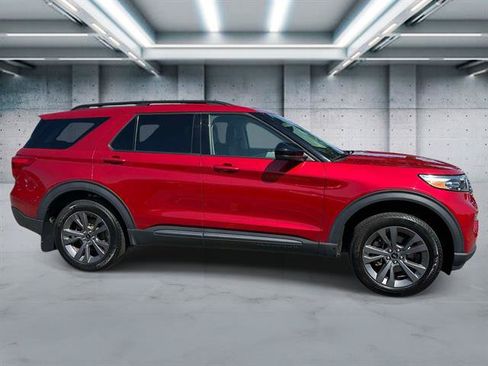 Used 2023 Ford Explorer XLT w/ Equipment Group 202A AWD/4WD image 3