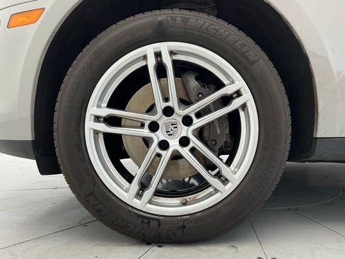 Used 2024 Porsche Macan AWD/4WD image 27