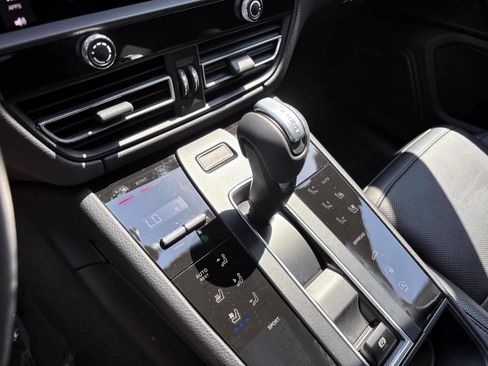 Certified 2026 Porsche Macan AWD/4WD image 34