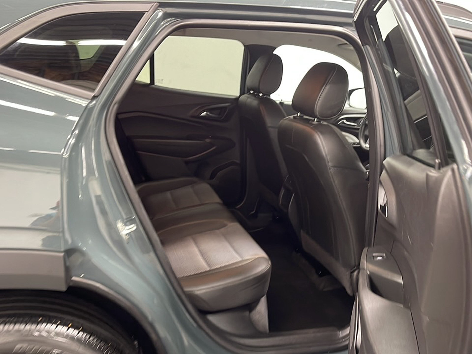 Used 2025 Chevrolet Trax LT FWD image 19