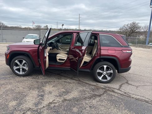 Used 2024 Jeep Grand Cherokee Limited image 4