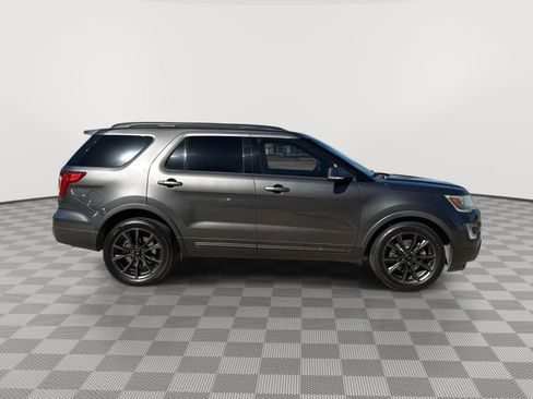 Used 2017 Ford Explorer XLT w/ Equipment Group 202A image 6