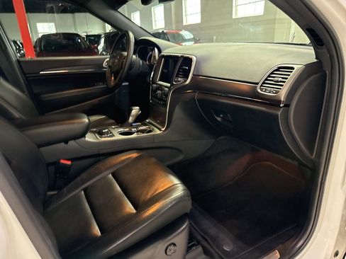 Used 2018 Jeep Grand Cherokee Limited image 40