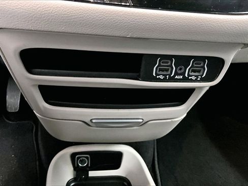 Used 2023 Chrysler Pacifica Touring-L FWD image 27
