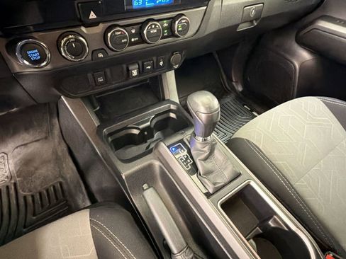 Used 2022 Toyota Tacoma TRD Off-Road AWD/4WD image 18