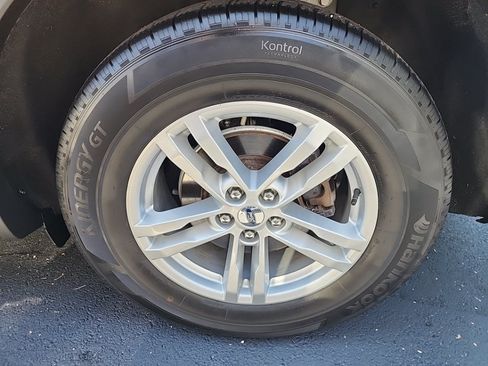 Used 2021 Ford Explorer XLT AWD/4WD image 10