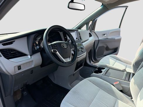 Used 2017 Toyota Sienna LE AWD/4WD image 4