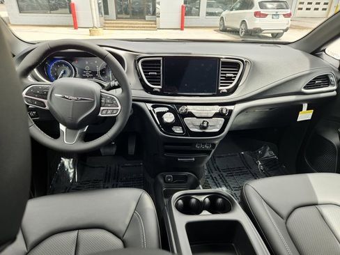 New 2025 Chrysler Pacifica Select image 10