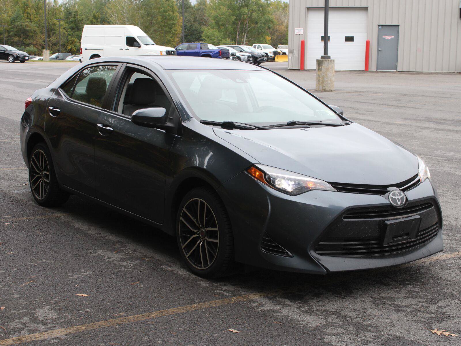 Used 2018 Toyota Corolla LE FWD image 3