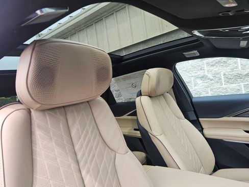 New 2026 Cadillac Lyriq Signature Luxury w/ LPO, Bronce Accent Package AWD/4WD image 17