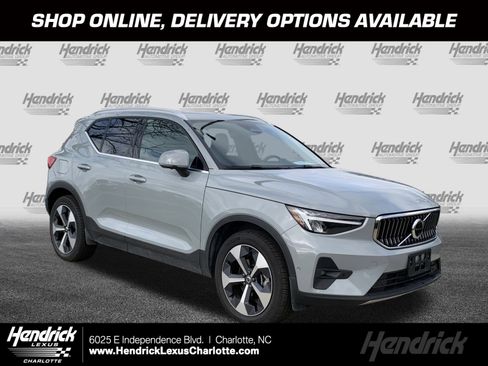 Used 2025 Volvo XC40 B5 Plus image 1