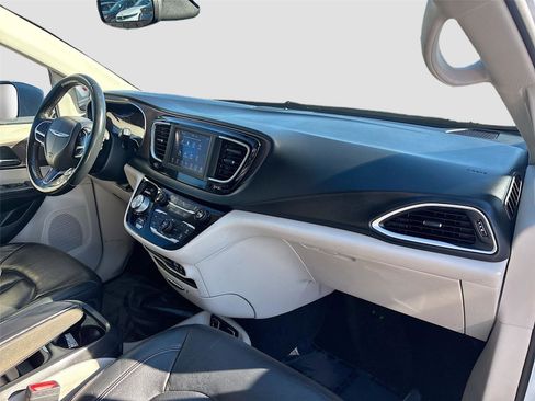 Used 2019 Chrysler Pacifica Touring-L image 32