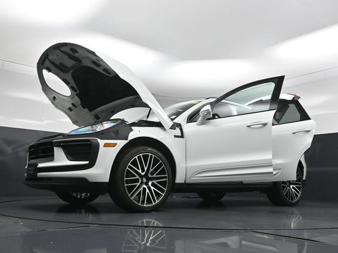 Certified 2025 Porsche Macan AWD/4WD image 35