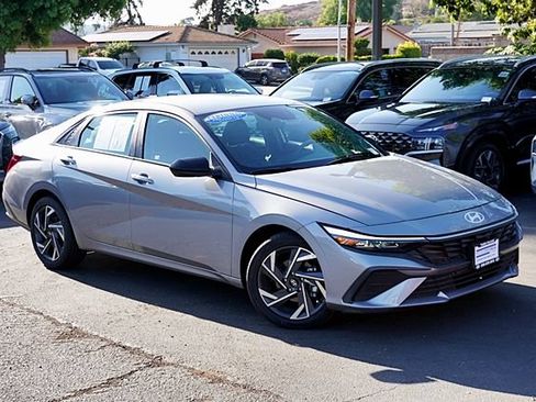 Used 2025 Hyundai Elantra Sport FWD image 3