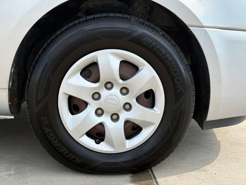 Used 2010 Kia Sedona LX FWD image 9