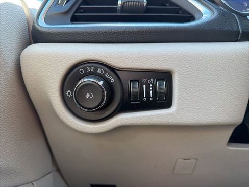 Used 2023 Chrysler Pacifica Limited image 28