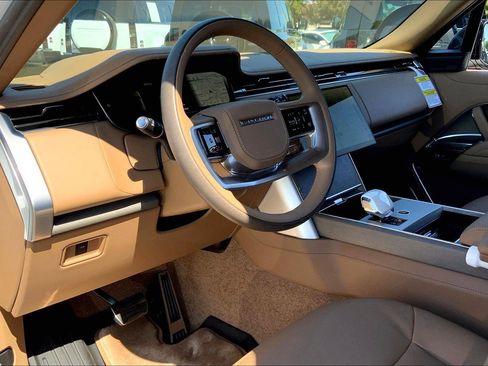 New 2025 Land Rover Range Rover SV image 9