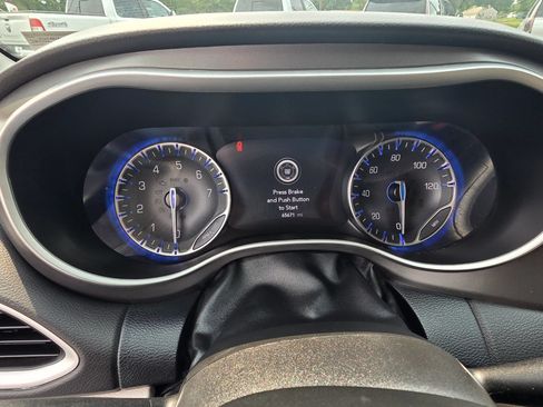 Used 2024 Chrysler Pacifica Touring-L FWD image 31