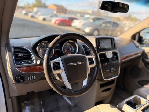 Used 2015 Chrysler Town & Country Touring image 20