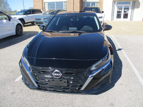 Used 2024 Nissan Altima 2.5 SV FWD image 2