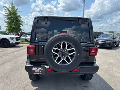 Used 2025 Jeep Wrangler Unlimited Sahara AWD/4WD image 6