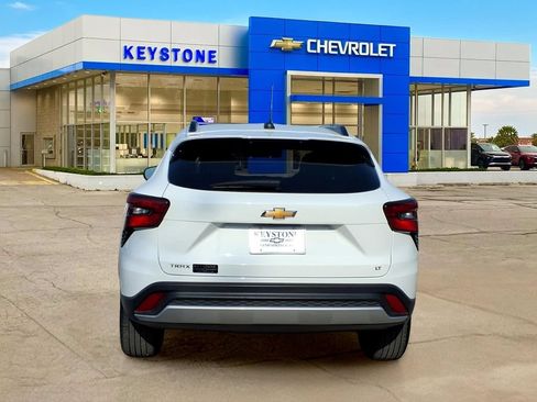 Used 2025 Chevrolet Trax LT FWD image 6