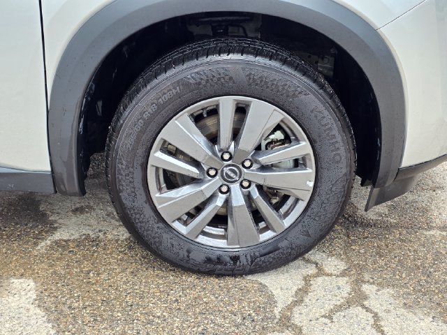 Used 2025 Nissan Pathfinder SV FWD image 11