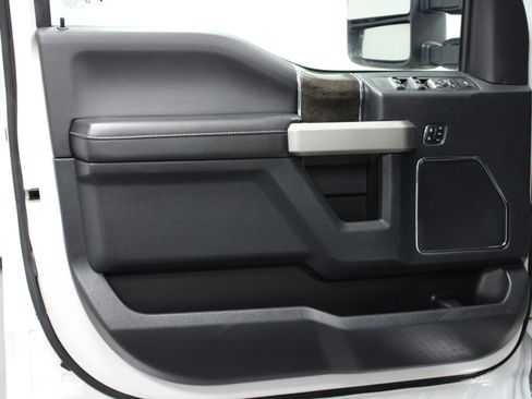 Used 2022 Ford F350 Lariat image 11