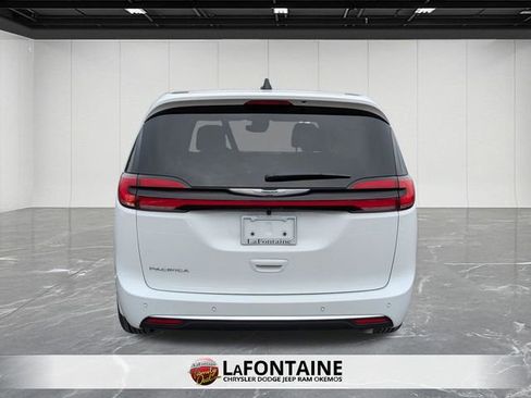 New 2026 Chrysler Pacifica Select image 4