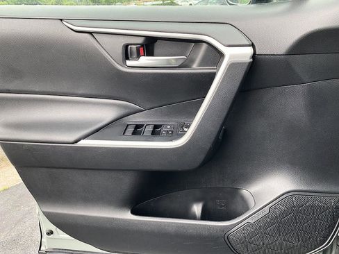 Certified 2021 Toyota RAV4 XLE w/ Convenience Package FWD image 9