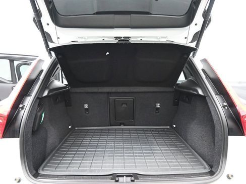 Used 2025 Volvo XC40 B5 Core AWD/4WD image 16