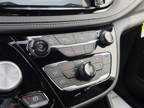 New 2026 Chrysler Pacifica Limited w/ Uconnect Theater Family Group image 17