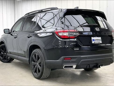 Certified 2025 Honda Pilot Black Edition image 11