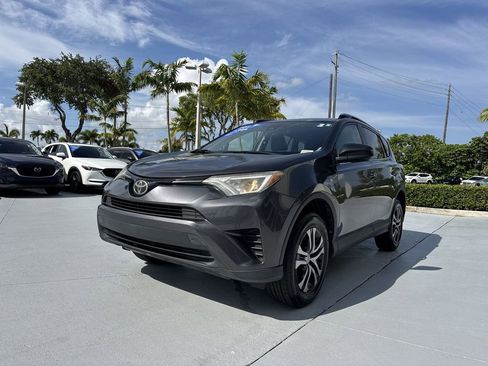 Used 2017 Toyota RAV4 LE FWD image 31