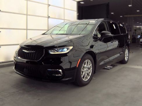 Used 2024 Chrysler Pacifica Touring-L FWD image 5
