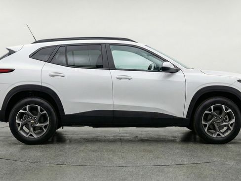 Used 2025 Chevrolet Trax LT w/ LT Convenience Package FWD image 11
