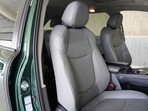 Used 2022 Toyota Sienna XLE w/ XLE Plus Package image 28