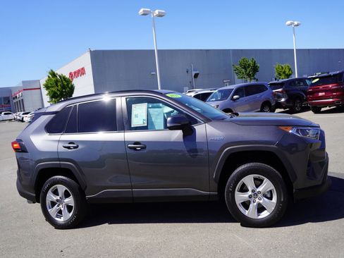 Used 2021 Toyota RAV4 XLE w/ Convenience Package AWD/4WD image 4