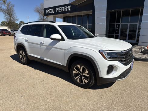 Used 2024 Volkswagen Atlas SE image 2