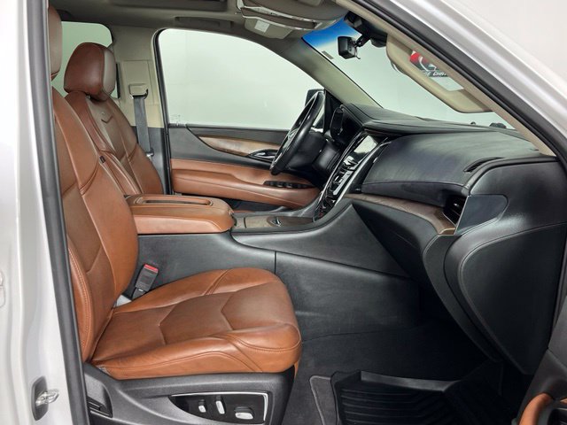Used 2018 Cadillac Escalade Luxury AWD/4WD image 36