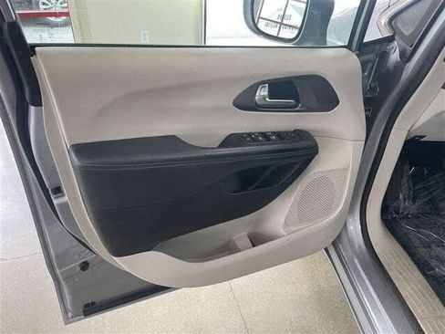 Used 2021 Chrysler Pacifica Touring FWD image 11