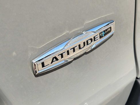 Used 2019 Jeep Cherokee Latitude Plus w/ Cold Weather Group AWD/4WD image 11