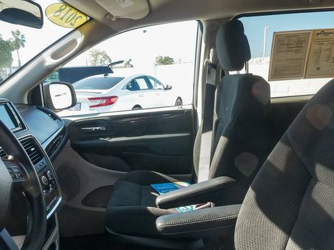 Used 2018 Dodge Grand Caravan SE w/ UConnect Hands-Free Group image 18