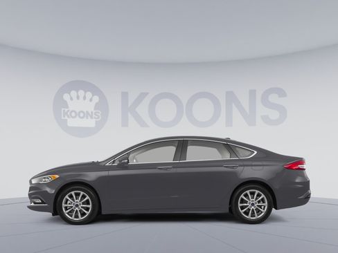 Used 2017 Ford Fusion SE w/ Fusion SE Technology Package FWD image 2