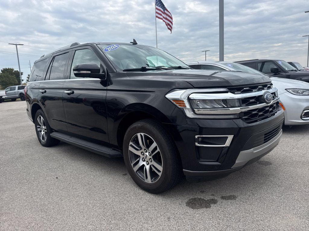 Used 2024 Ford Expedition Limited AWD/4WD image 3