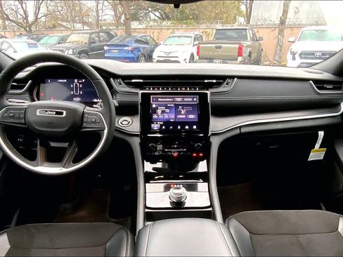 Used 2024 Jeep Grand Cherokee L Laredo image 28