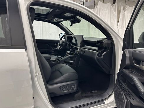 Used 2025 Toyota 4Runner Limited AWD/4WD image 56